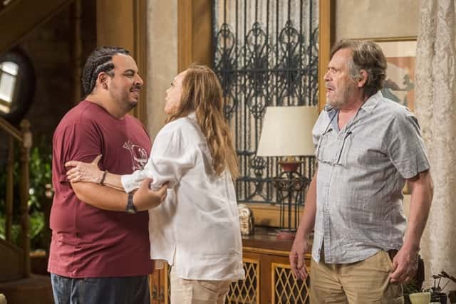 Dodô (José de Abreu) e Naná (Arlete Salles) descobrem que Beto (Emilio Dantas) não morreu (Foto: Globo/Mauricio Fidalgo)