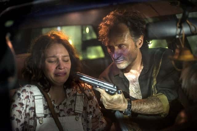 Aurora (Lara Tremouroux) é ameaçada por Plínio (Enrique Diaz) em Onde Nascem os Fortes (Foto: Globo/Estevam Avellar)