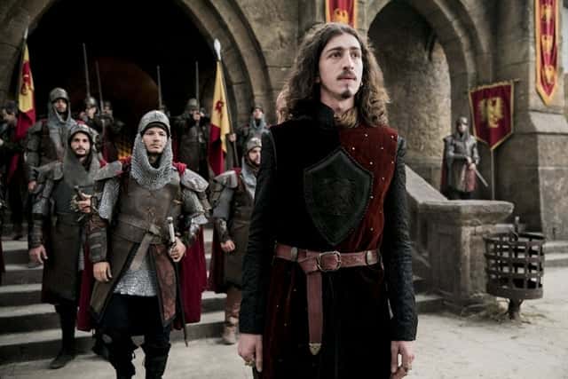 Rodolfo (Johnny Massaro) na chegada de Afonso (Romulo Estrela) ao reino (Foto: Globo/João Miguel Júnior)