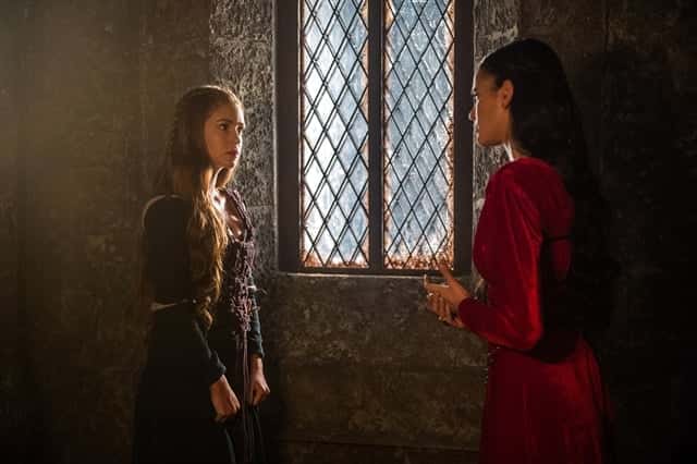 Amália (Marina Ruy Barbosa) e Catarina (Bruna Marquezine) em cena de Deus Salve o Rei (Foto: Globo/Raquel Cunha)