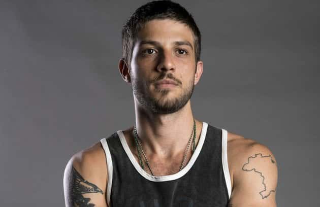 Chay Suede interpreta o revoltado Ícaro e, (Foto: Reprodução/Globo)