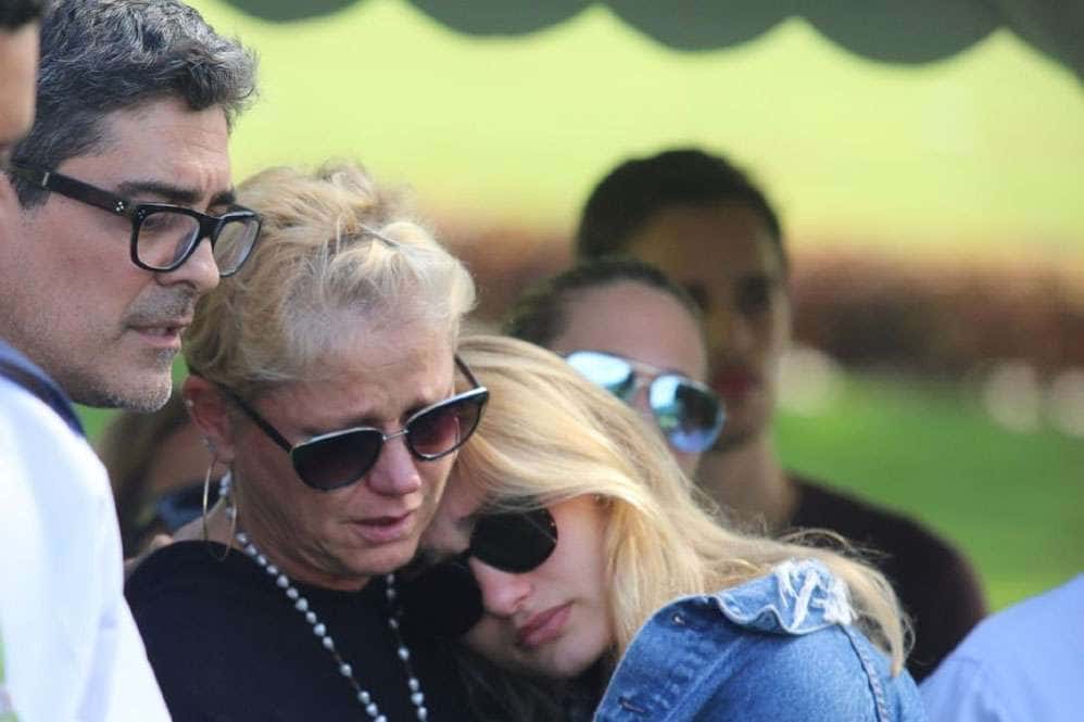 Xuxa, Sasha e Junno no enterro de dona Alda. (Foto: Daniel Pinheiro/AgNews)