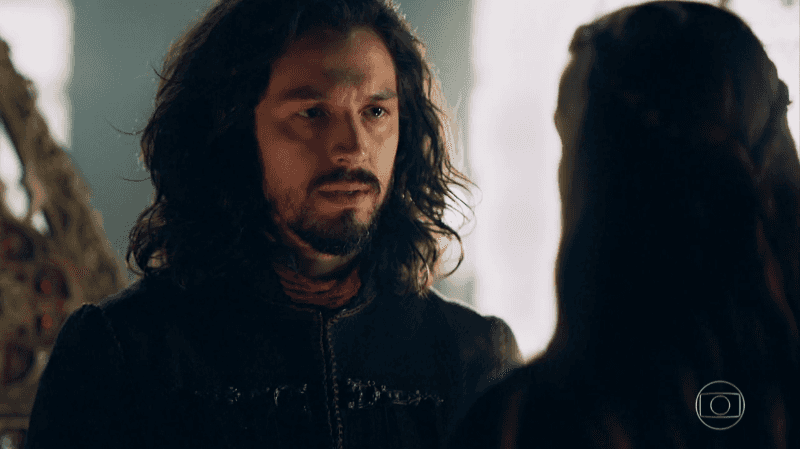 Afonso (Romulo Estrela) e Amália (Marina Ruy Barbosa) em cena de Deus Salve o Rei (Foto: Reprodução/Globo)
