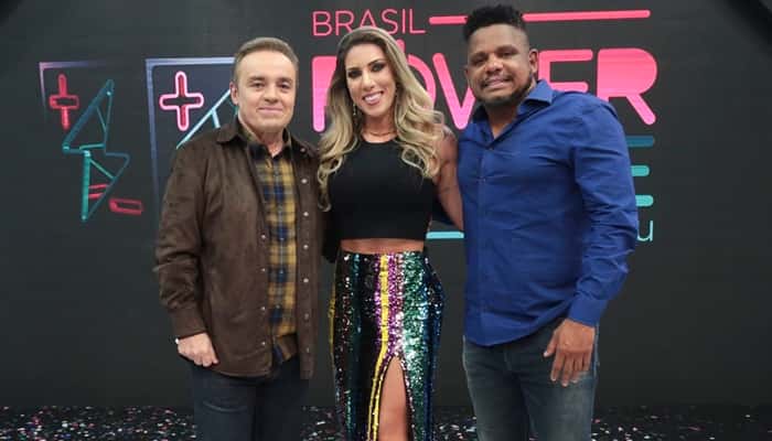 Gugu Liberato com Tati Minerato e Marcelo, casal campeão do Power Couple 3 (Foto: Antonio Chahestian/Record)