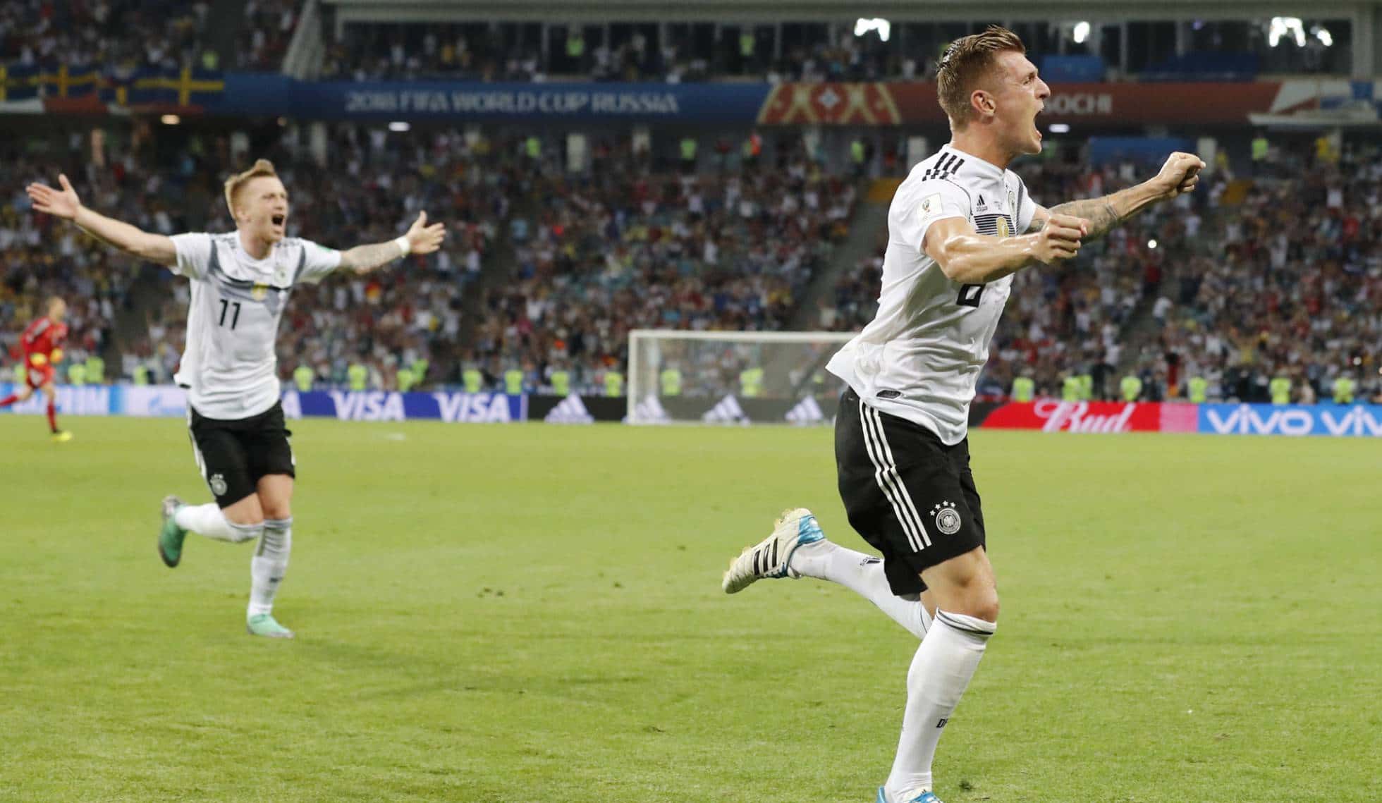 Kroos e Reus comemoram gol que tirou a Alemanha do sufoco (Foto: Divulgação)