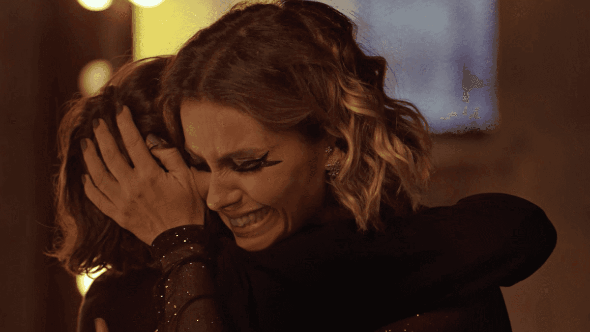Luzia em abraço emocionante com a filha (Foto: Reprodução)