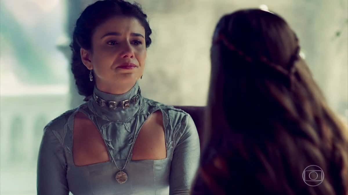 Paula em cena na estreia em Deus Salve o Rei. (Foto: Reprodução/TV Globo)