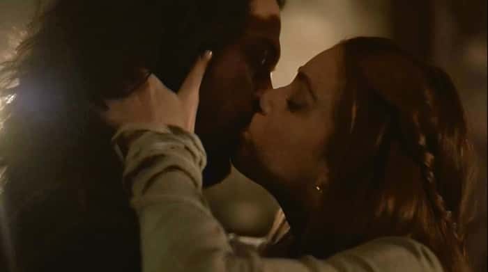 Afonso (Romulo Estrela) e Amália (Marina Ruy Barbosa) em cena de Deus Salve o Rei (Foto: Divulgação/Globo)