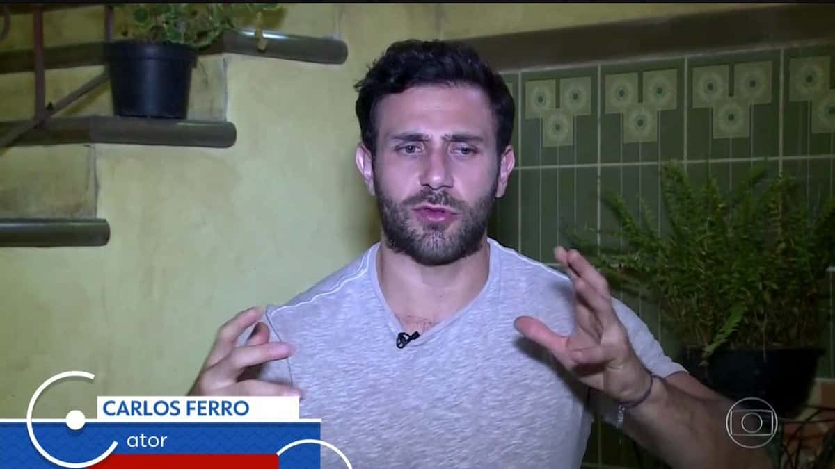 O ator Carlos Ferro, da Televisa, em entrevista para a Globo (Foto: Reprodução/Globo)
