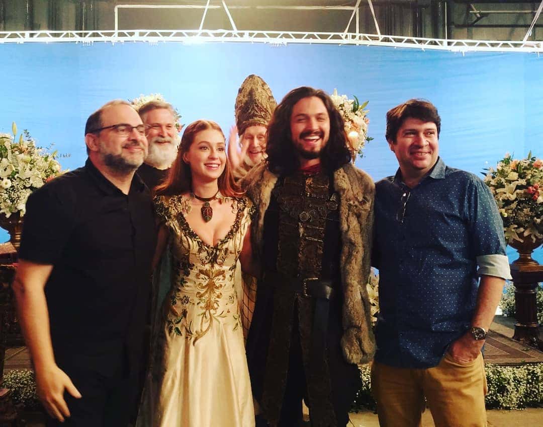 Fabrício Mamberti, Daniel Adjafre, Marina Ruy Barbosa e Romulo Estrela nos bastidores de Deus Salve o Rei (Foto: Reprodução)