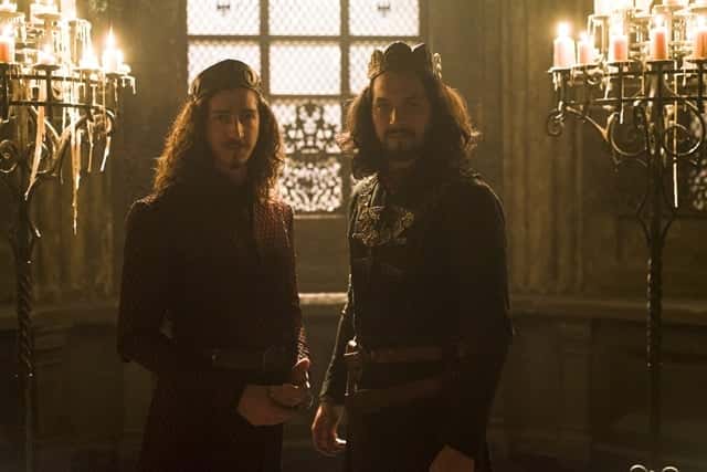 Rodolfo (Johnny Massaro) e Afonso (Romulo Estrela) em Deus Salve o Rei (Foto: Globo/Cesar Alves)