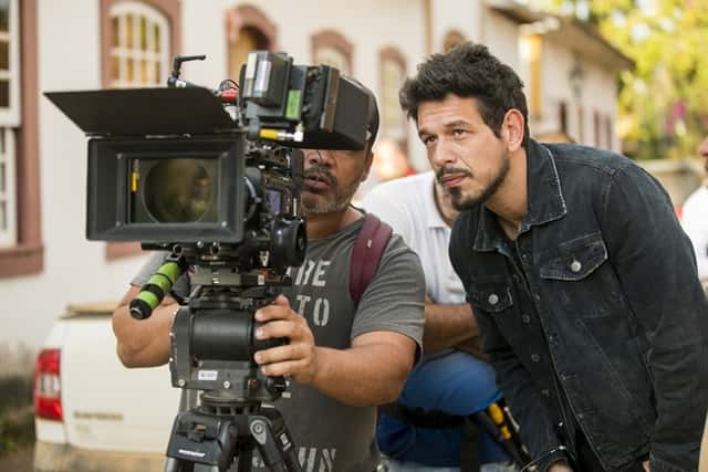 João Vicente de Castro, como Alain, nos bastidores de gravação de Espelho da Vida (Foto: Globo/João Miguel Júnior)