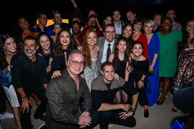 Autor, diretor e elenco na festa de lançamento de O Tempo Não Para (Foto: Globo/Rafael Campos)