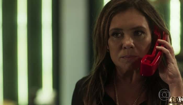 Laureta (Adriana Esteves) em cena de Segundo Sol (Foto: Reprodução/Globo)