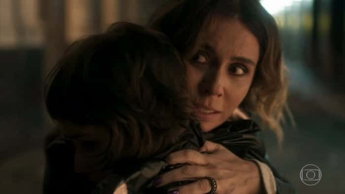 Luzia (Giovanna Antonelli) e Manu (Luisa Arraes) em cena de Segundo Sol (Foto: Reprodução/Globo)