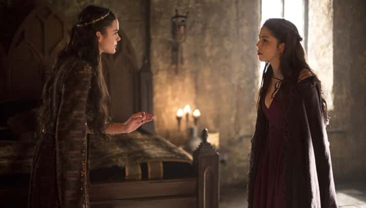 Bruna Marquezine e Bia Arantes em cena de Deus Salve o Rei. (Foto: Divulgação/TV Globo)