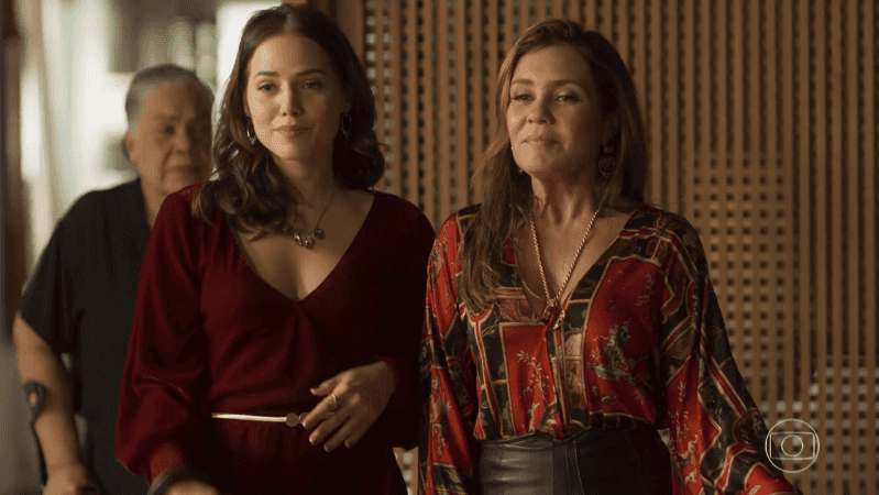 Rosa (Letícia Colin) e Laureta (Adriana Esteves) em cena de Segundo Sol (Foto: Reprodução/Globo)