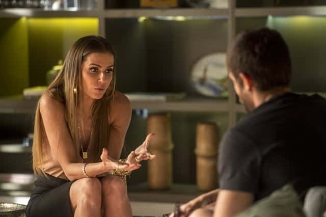Karola (Deborah Secco) e Ícaro (Chay Suede) em cena de Segundo Sol (Foto: Globo/João Cotta)