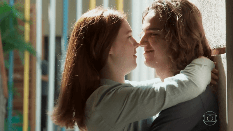 Flora (Jeniffer Oliveira) e Tito (Tom Karabachian) em Malhação (Foto: Reprodução/Globo)