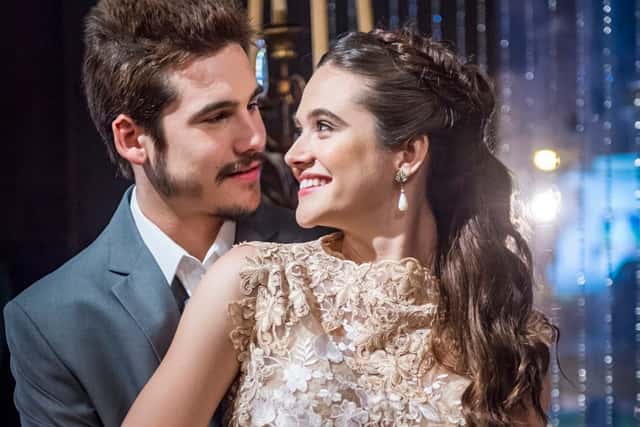 Samuca (Nicolas Prattes) e Marocas (Juliana Paiva) em O Tempo Não Para (Foto: Globo/Paulo Belote)