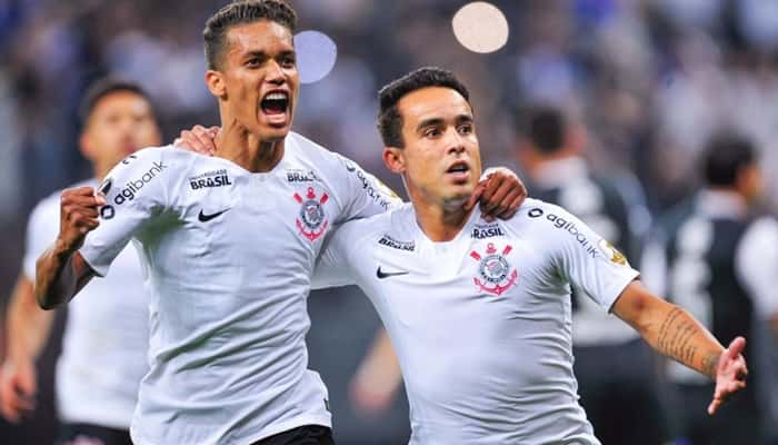 Os meias Pedrinho e Jadson na partida Corinthians x Colo Colo (Foto: Djalma Vassão/Gazeta Press)