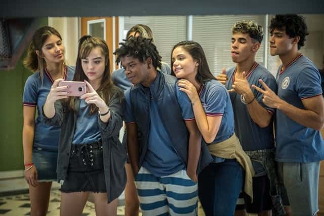 Sofia (Bella Piero) e Garoto (Pedro Maya) com amigo em Malhação (Foto: Globo/Raquel Cunha)