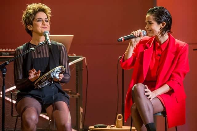 A percursionista Lan Lanh e a atriz Nanda Costa no Conversa com Bial (Foto: Globo/Fábio Rocha)