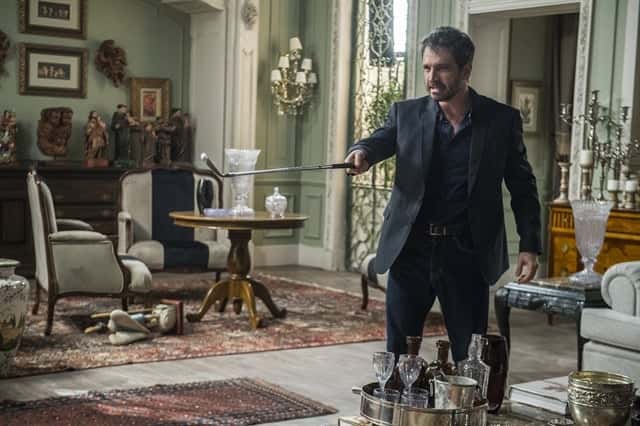 Edgar (Caco Ciocler) quebra tudo em casa em Segundo Sol (Foto: Globo/Raquel Cunha)