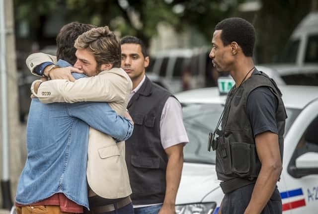 Beto (Emilio Dantas) Valentim (Danilo Mesquita) após ser preso em Segundo Sol (Foto: Globo/João Cotta)