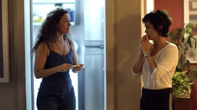 Selma (Carol Fazu) e Maura (Nanda Costa) em cena de Segundo Sol (Foto: Globo/Divulgação)