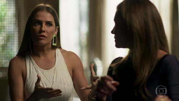 Karola (Deborah Secco) e Laureta (Adriana Esteves) em cena de Segundo Sol (Foto: Reprodução/Globo)