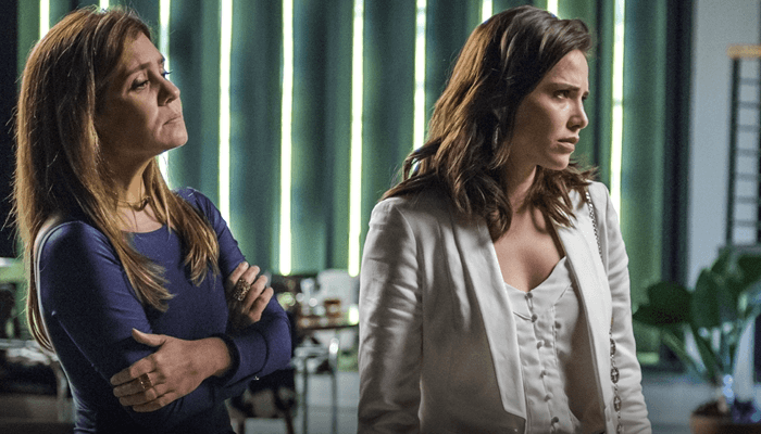 Laureta (Adriana Esteves) e Rosa (Leticia Colin) em cena de Segundo Sol (Foto: Globo/Paulo Belote)