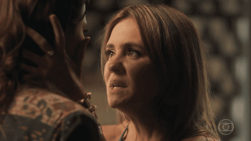 Laureta (Adriana Esteves) e Rosa (Letícia Colin) em cena de Segundo Sol (Foto: Reprodução/Globo)