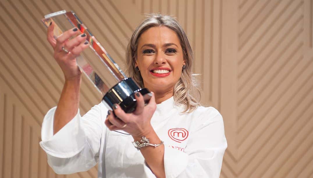 Maria Antonia posa com seu troféu de MasterChef Brasil (Foto: Divulgação)