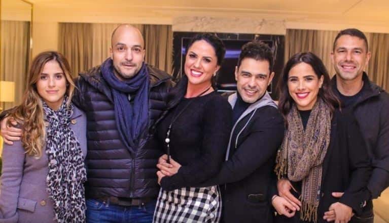 Cantor com as filhas, a noiva e os genros (Foto: Reprodução)