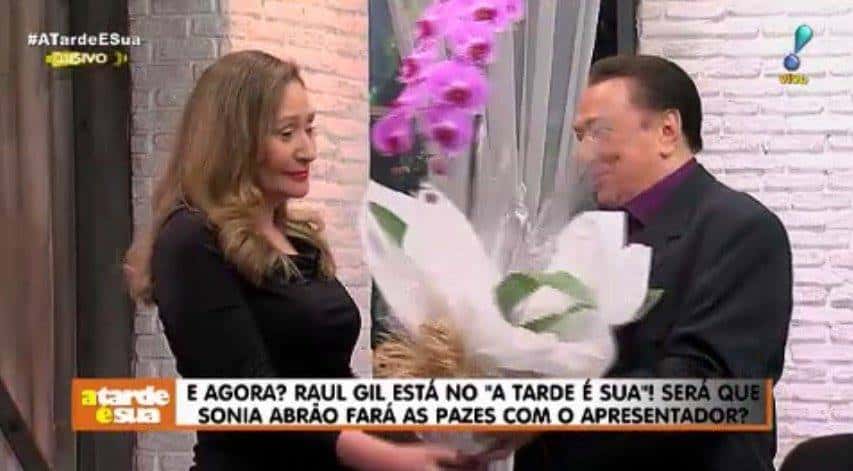 Sonia Abrão recebe Raul Gil (Foto: Reprodução)