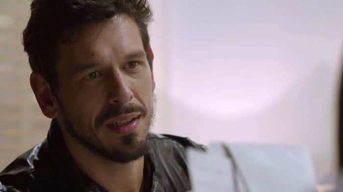 Alain (João Vicente de Castro) em cena de Espelho da Vida (Foto: Divulgação/Globo)