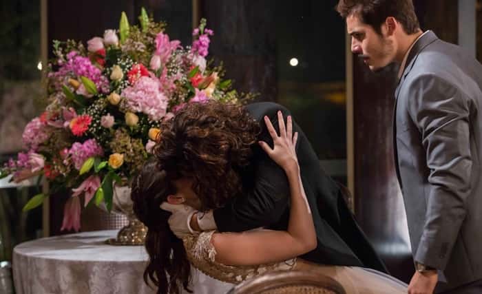 Bento (Bruno Montaleone) rouba beijo de Marocas (Juliana Paiva) em O Tempo Não Para (Foto: Rafael Lima/Globo)