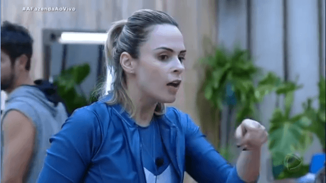 Ana Paula Renault durante barraco com Evandro Santo em A Fazenda 10 (Foto: Reprodução/Record)
