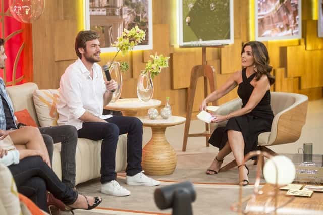 Beto Falcão (Emilio Dantas) é entrevistado por Fátima Bernardes em Segundo Sol (Foto: Globo/João Cotta)