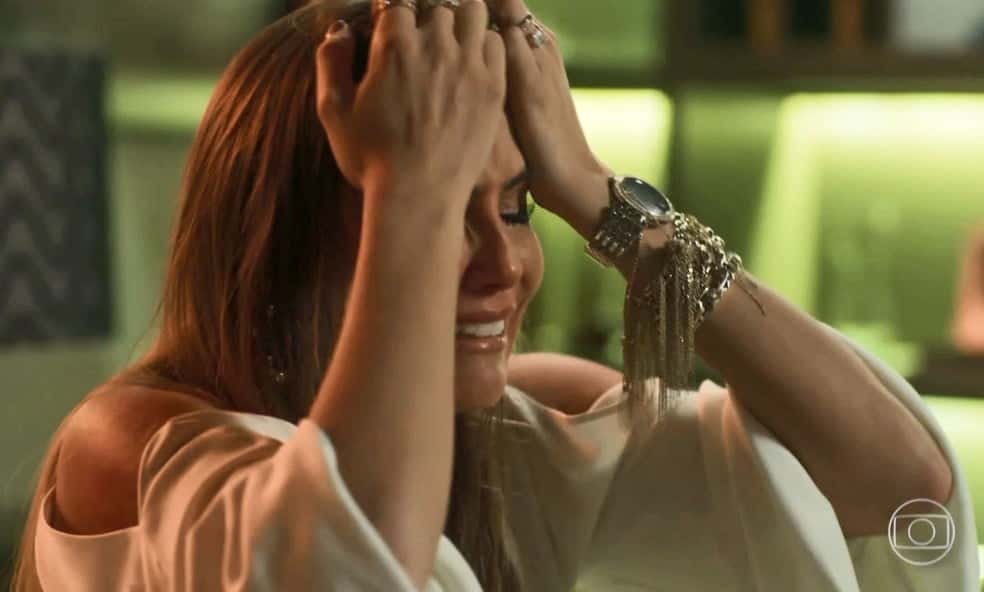 Karola é a mãe de coração de Valentim em Segundo Sol (Foto: Reprodução)