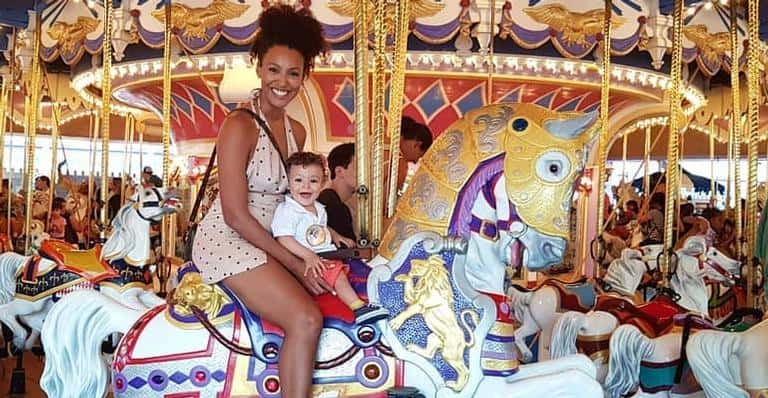 Sheron Menezzes mostra reação do filho, Benji, ao ver fogos na Disney (Foto: Reprodução/Instagram)