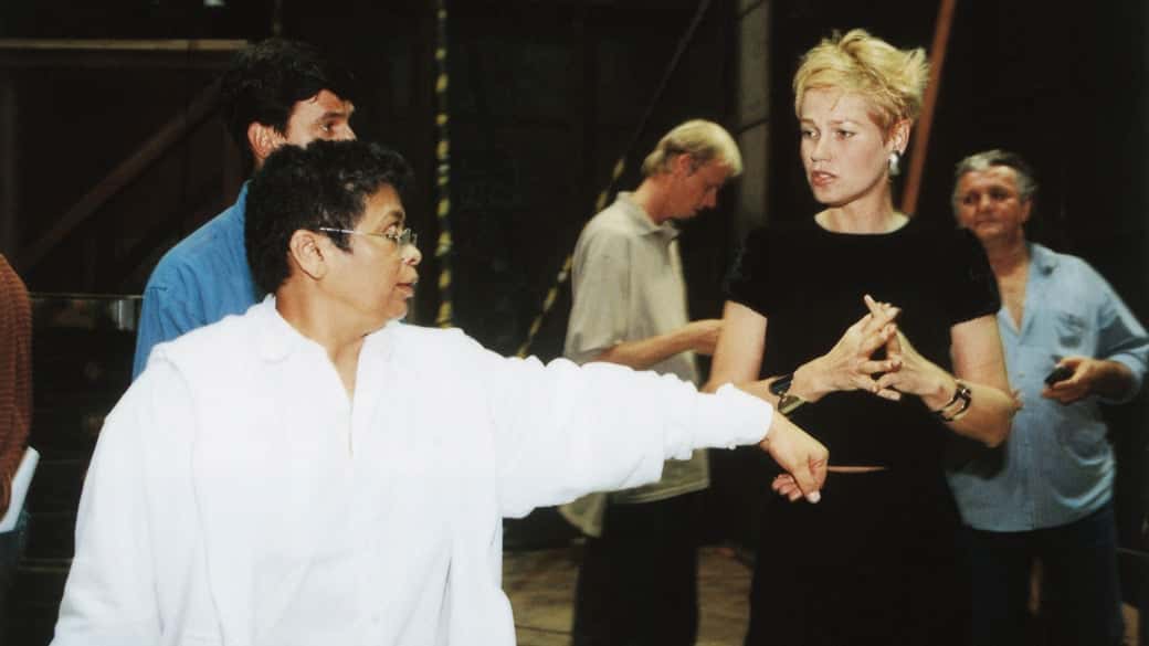 Marlene Mattos, diretora de núcleo da Rede Globo Globo, conversando com Xuxa (Foto: Divulgação)