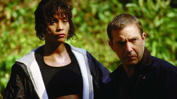 Whitney Houston e Kevin Costner em cena do filme O Guarda-Costas (Foto: Reuters)