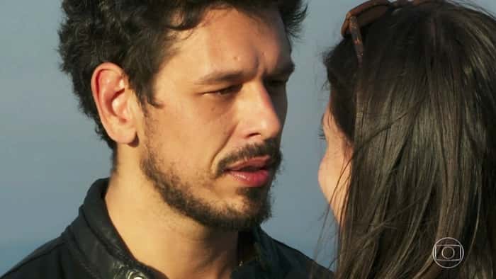 João Vicente de Castro (Alain) e Vitoria Strada (Cris/Julia) em cena de Espelho da Vida (Foto: Reprodução/Globo)