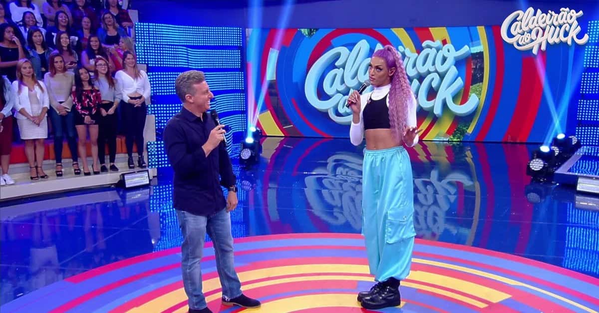 Luciano Huck e Pabllo Vittar no Caldeirão (Foto: Divulgação)