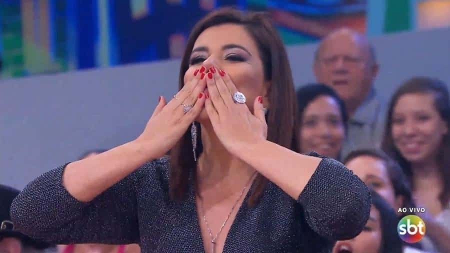 A apresentadora no Programa do Ratinho.(Foto: Reprodução)