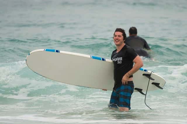O ator Caio Paduan se dedica Às aulas de surf (Foto: Cesar Alves/TV Globo)