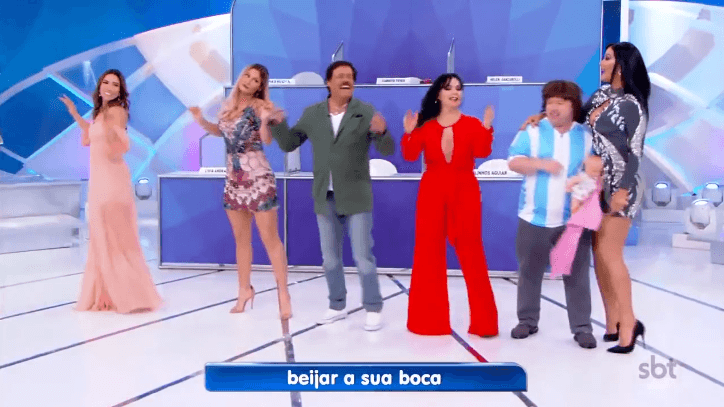 Integrantes se juntaram ao colega no palco do programa. (Foto: Reprodução)