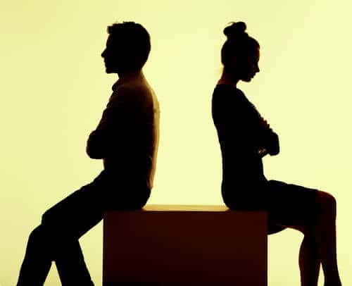 Casal-irritado-dando-as-costas-500×406